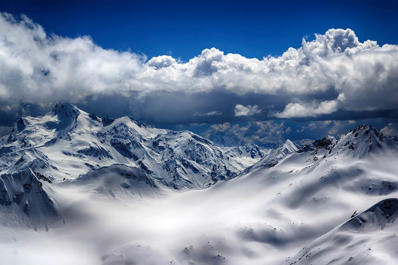 Горы снизу. Облака в горах Кавказа. Кавказские горы в облаках. Кавказский хребет в облаках. Горы внизу.