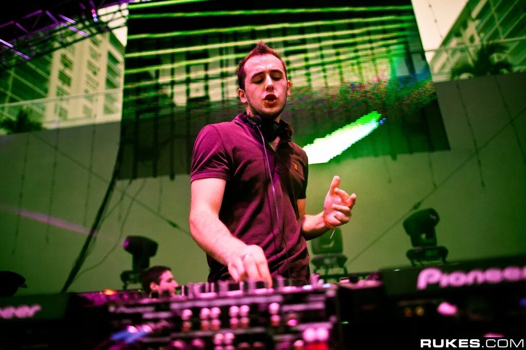 Feed me live. Feed me исполнитель. spor британский продюсер. spor drum and bass. feed me фото.