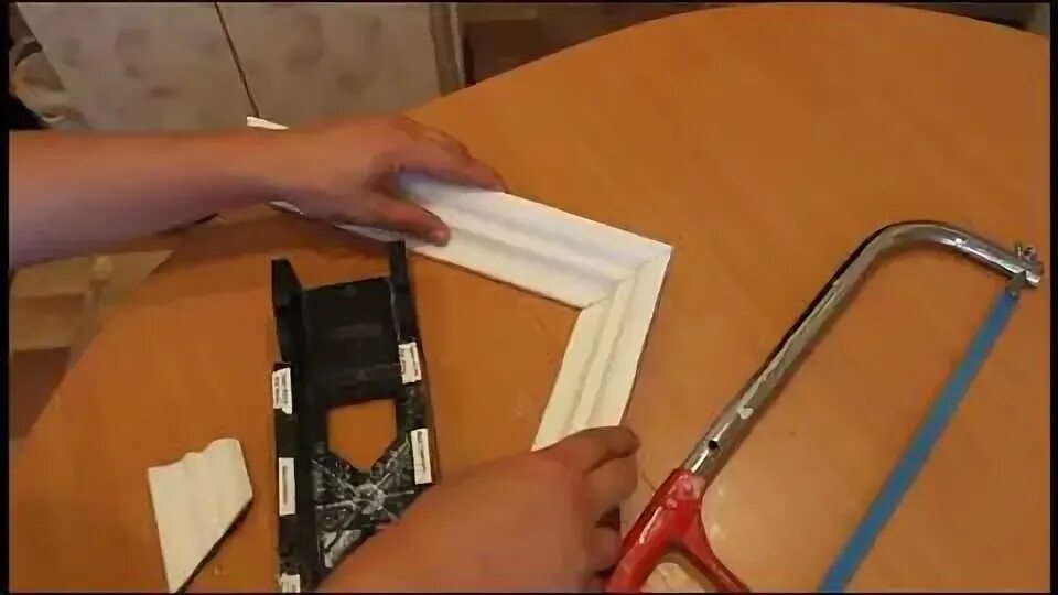 Как правильно зарезать углы плинтуса видео. Потолочный плинтус угол 90 градусов. плинтус под 90 градусов. уголок для ровной резки плинтуса. угол для плинтуса 90 градусов.