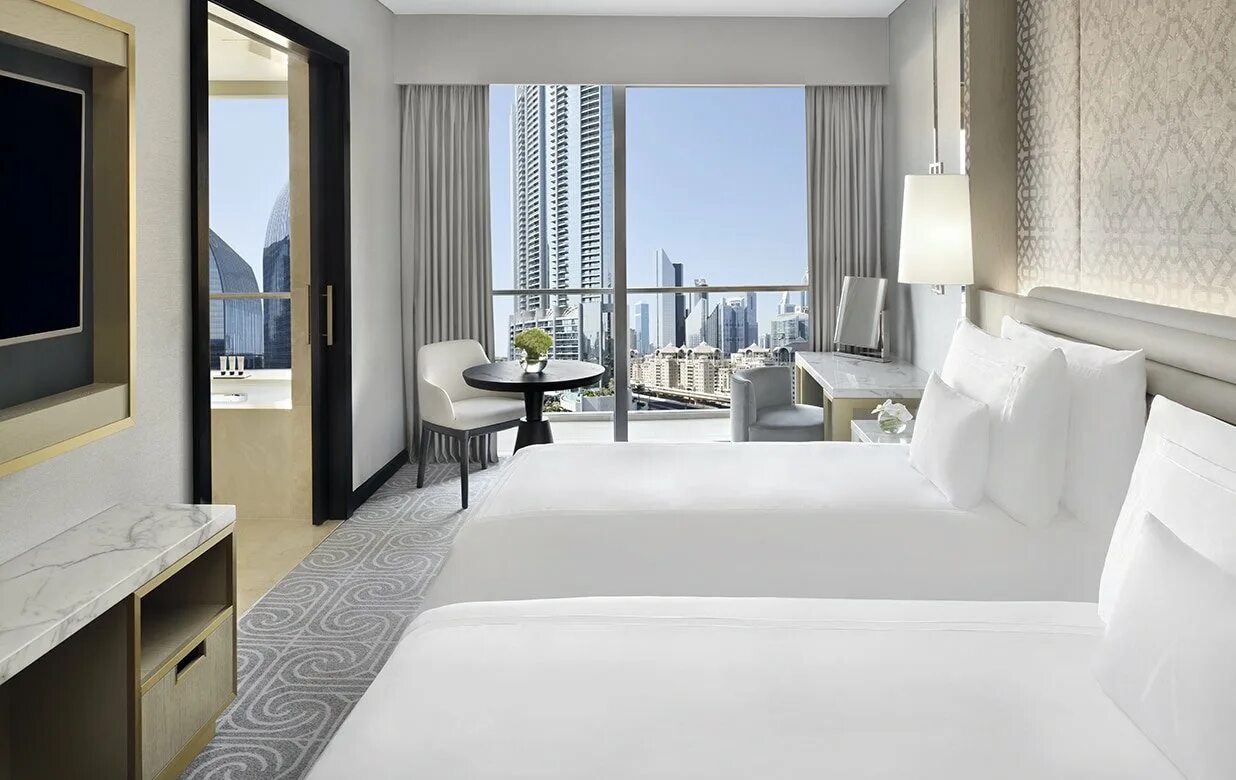 Роял атлантис резиденс дубай. Address boulevard dubai. Address boulevard 5*. Suite комната. Гостиница армани в бурдж халифа.