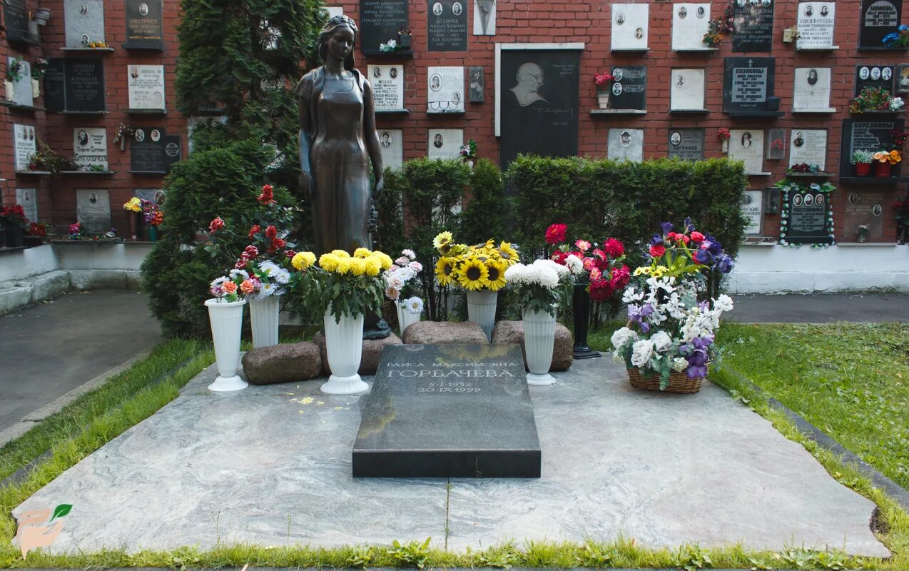 могила горбачевых на новодевичьем кладбище. новодевичье кладбище горбачева. новодевичье кладбище могила горбачевой. горбачев новодевичье. памятник раисе горбачевой на новодевичьем кладбище.