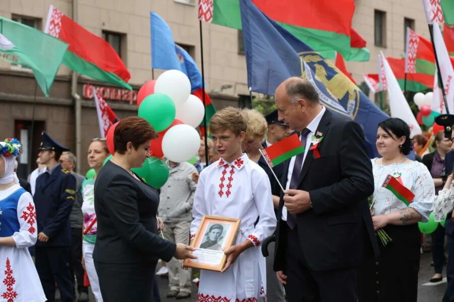 Последние главные новости беларусь. Минск Беларусь помнит. 3 Июля в Беларуси люди. Патриотические праздники Беларусь. Шествие на победителей в Минске.