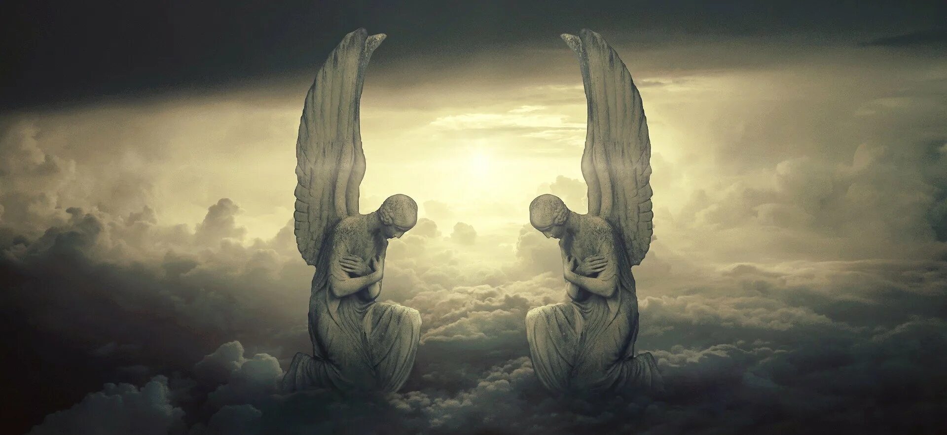 Ангелы радуются. Ангел козерога Ханиэль. Два ангела. Мистический ангел. Ангел в небе.