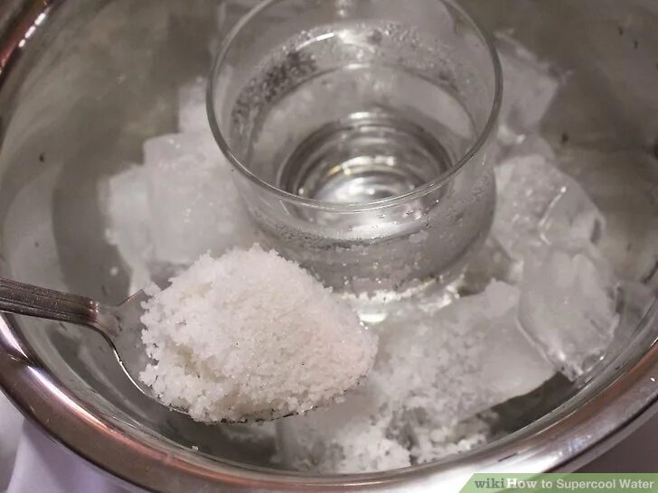 Посыпать лед солью. Соль для снега. Охлаждающие смеси со льдом. Охлаждающая смесь лед с солью. Растворение льда