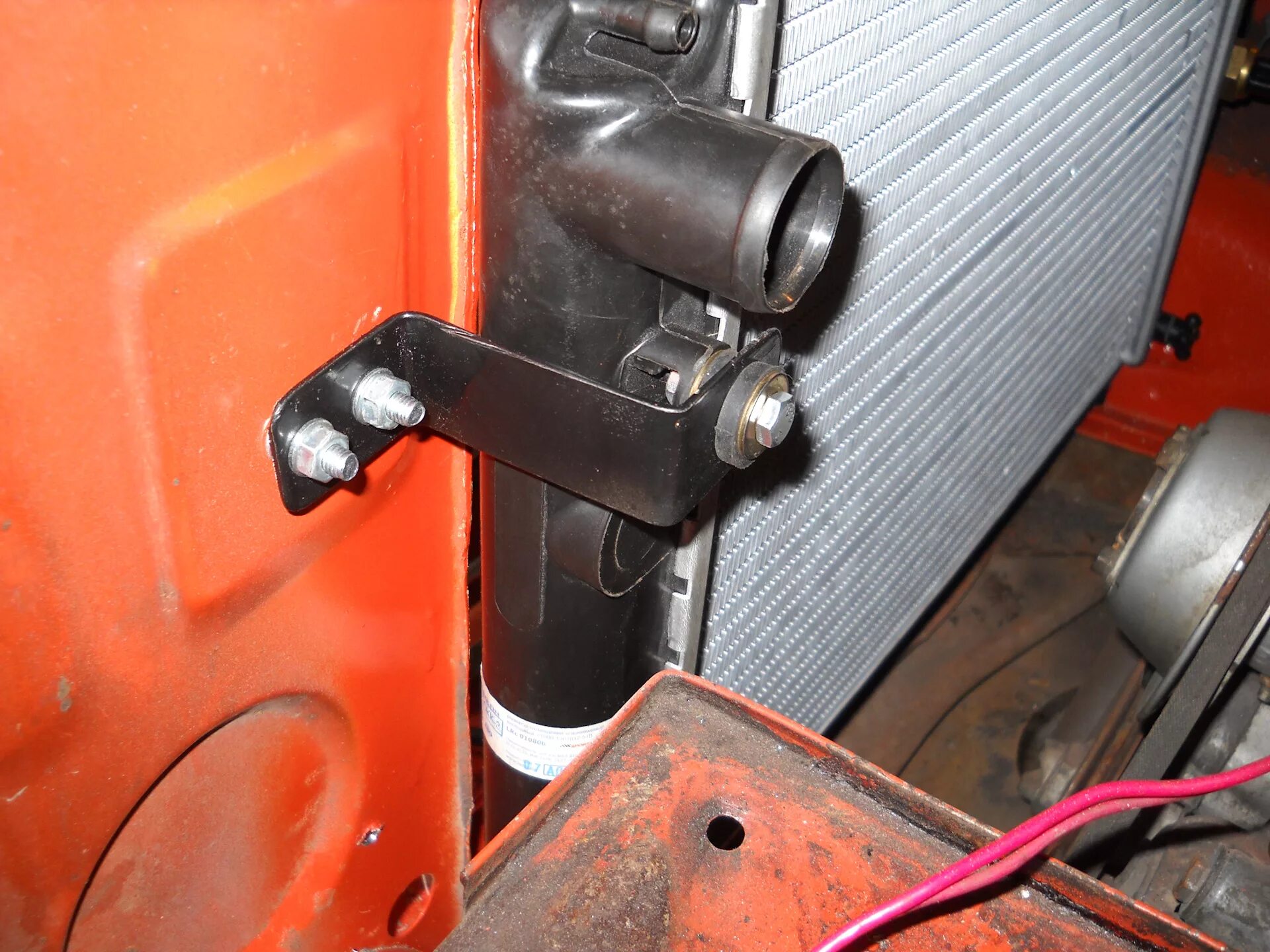 Крепление радиатора охлаждения ваз 2114. Крепление радиатора ваз 2114. Крепление радиатора охлаждения ваз 2110. Крепления радиатора ваз. Радиатор от 2109 на москвич 412.