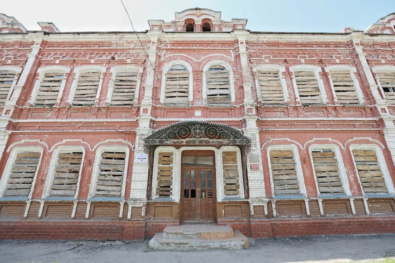 Посетил здание. Петровск саратов духовное училище. здание духовного училища саратов. 3 школа саратовская область петровск старое здание. здания саратовской губернии.