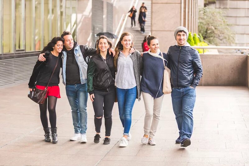 Прогулка с друзьями картинки. Прогулка весна друзья. Друзья в парке летом. Тема 1 прогулка с друзьями. Опишите фотографию прогулка.