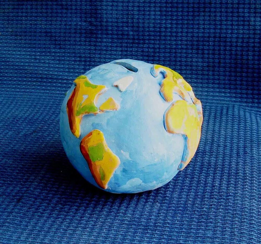 Как сделать земной шар. Земля из пластилина. Планета земля из пластилина. Модель планеты земля из пластилина. Макет планеты земля из пластилина.