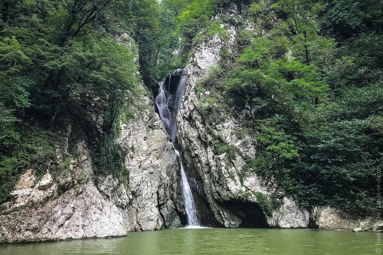 Агурскими водопадами. Аргунский водопады Сочи. Агура Сочи. Агурские водопады и чайные плантации. Каньоны ущелья река Агура.