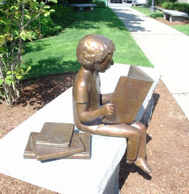 Мальчик скульптура. Необычные памятники книгам. Памятник книге. Мальчик с книжкой памятник. Вера мухина мгу памятник.