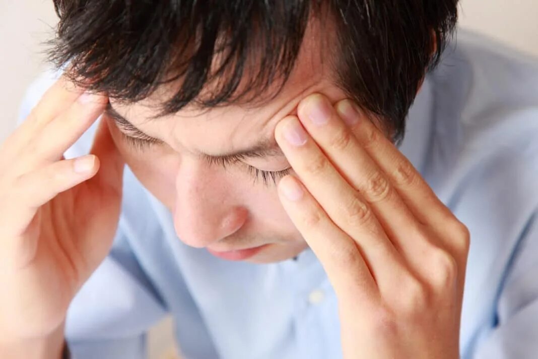 У мужчины кружится голова и слабость. Болезненные расстройства. Симптомы заболевания головы.