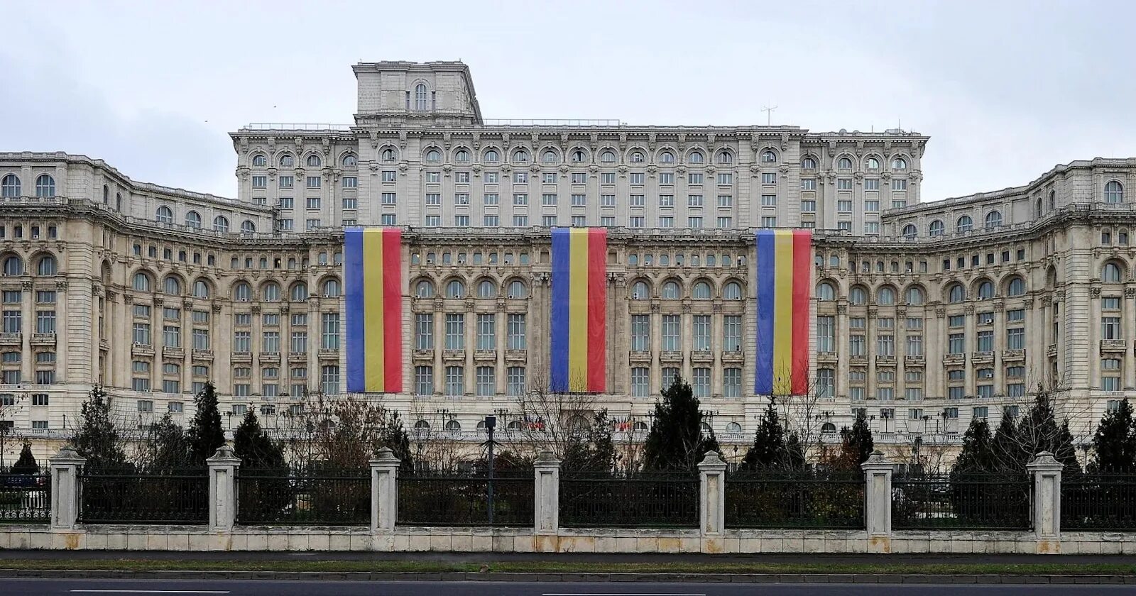 В 2000 г правительство государства z. Парламент Румынии. Дворец парламента Бухарест. Здание парламента в Бухаресте. Дворец парламента, Бухарест, Румыния. Постройка.