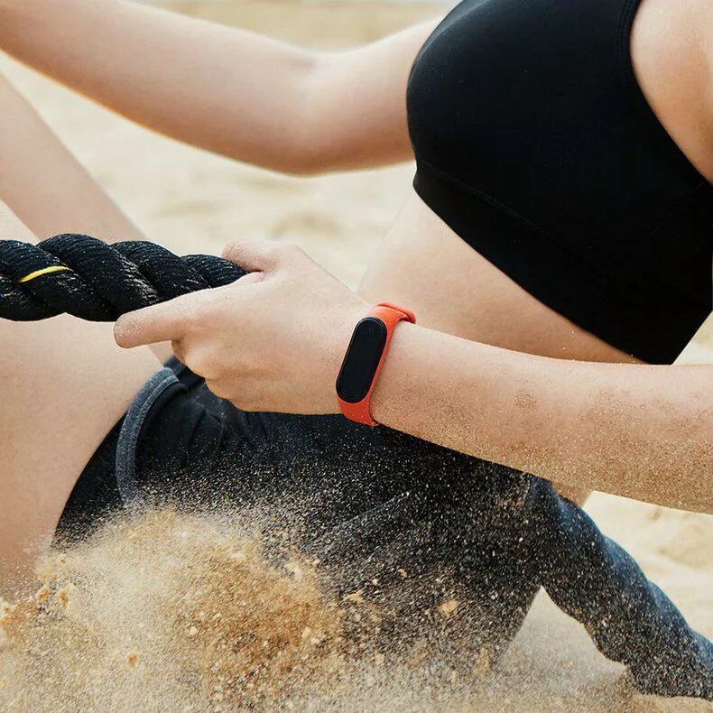 Человек с фитнес браслетом. Mi band 3 обзор. Фитнес браслет можно купаться. Фитнес браслет можно купаться. Mi band 6 в воде фото.