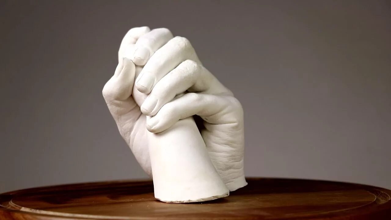 Гипсовая рука. Руки из гипса. Скульптура из рук. Слепок рук из гипса. Plaster casting