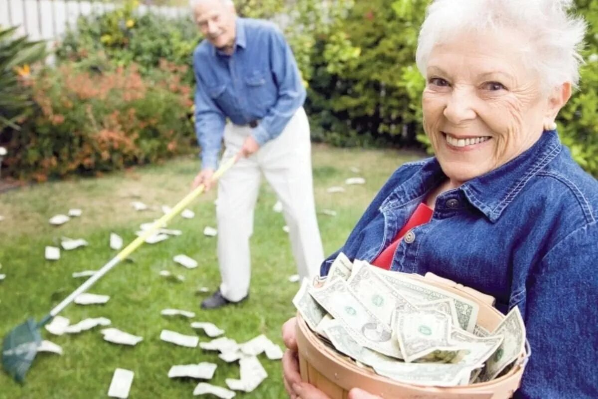 Богатый пенсионер. Пенсионер с деньгами. Пенсионерка с деньгами. Счастливый пенсионер с деньгами. Дедушка дает деньги