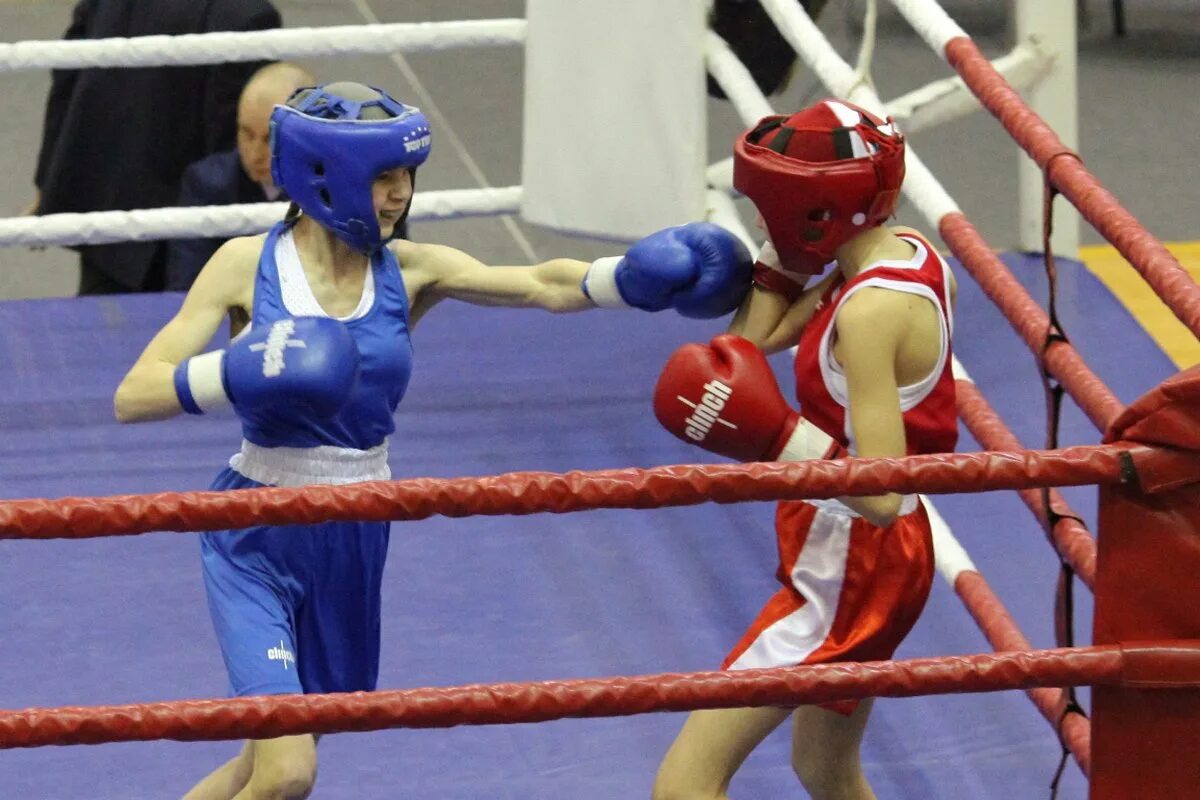 Подросток в боксерских перчатках. Бокс девочки 12. Бокс девочки 12. Женский бокс. Девушка боксер.