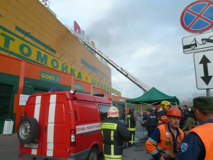 Дмитровск пожар. Пожар ТРЦ Рио на Дмитровском шоссе. Пожар в ТЦ Рио на Дмитровском. Пожар в Рио Ярославль. Пожар Рио 2017 Дмитровка.