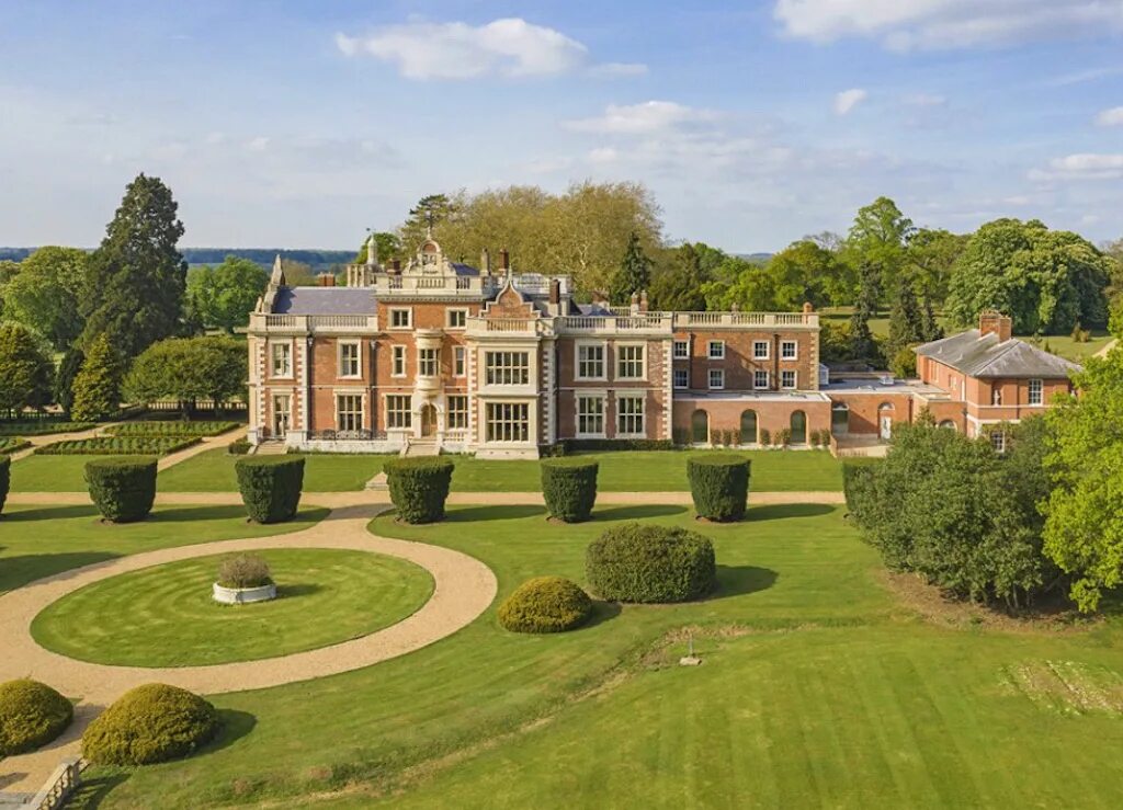 Беррингтон Холл. Хэтфилд-Хаус (Hatfield House). Хэмптон Холл stately Homes. Баррингтон Хаус Лондон.