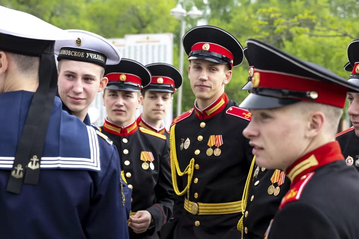 Военные воспитанники суворовского училища. Кадетское училище Уссурийск. Уссурийское Суворовское военное училище воспитанники. Кадетское военное училище в Уссурийске. Кадет (воспитанник кадетского корпуса).