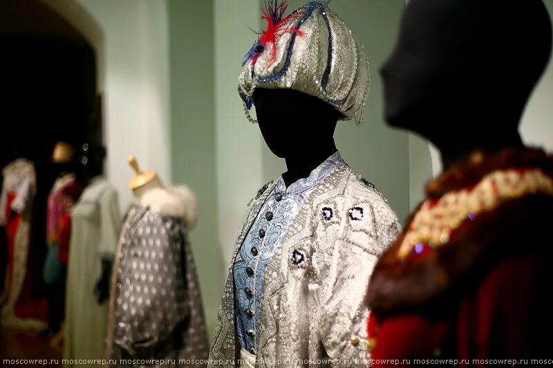 платья из исторических фильмов в музее. костюмы киностудии горького. костюмы киностудии горького. мосфильм музей костюмов женитьабальзаминова. выставка старинных платьев киностудии в москве.