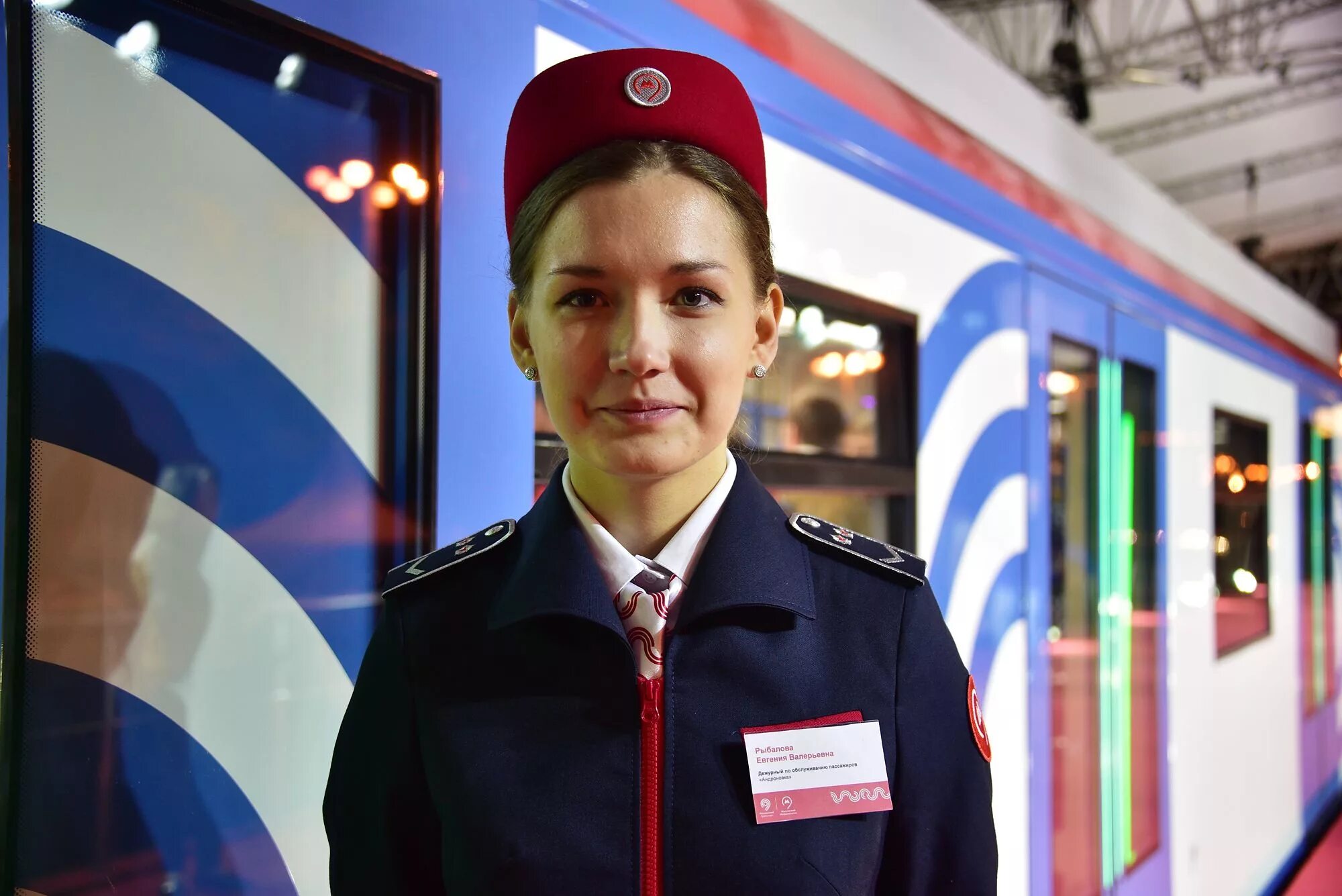 Перерывы в метро. Форма кассира московского метрополитена. персонал московского метрополитена. дежурные по станции московского метрополитена. форма работников метрополитена москвы.