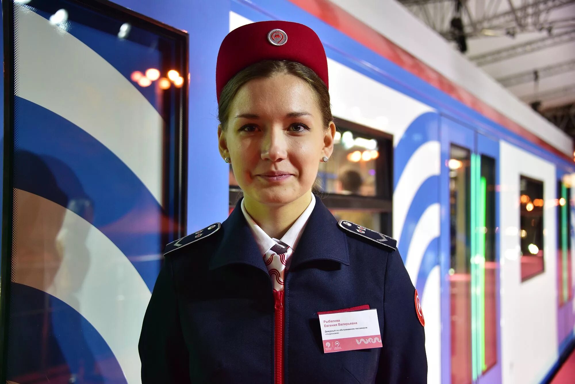 Дежурный по новому. Дежурные по станции Московского метрополитена. Форма работников метрополитена Москвы. Московский метрополитен форма дежурного станции. Форма одежды работников метрополитена Москвы.