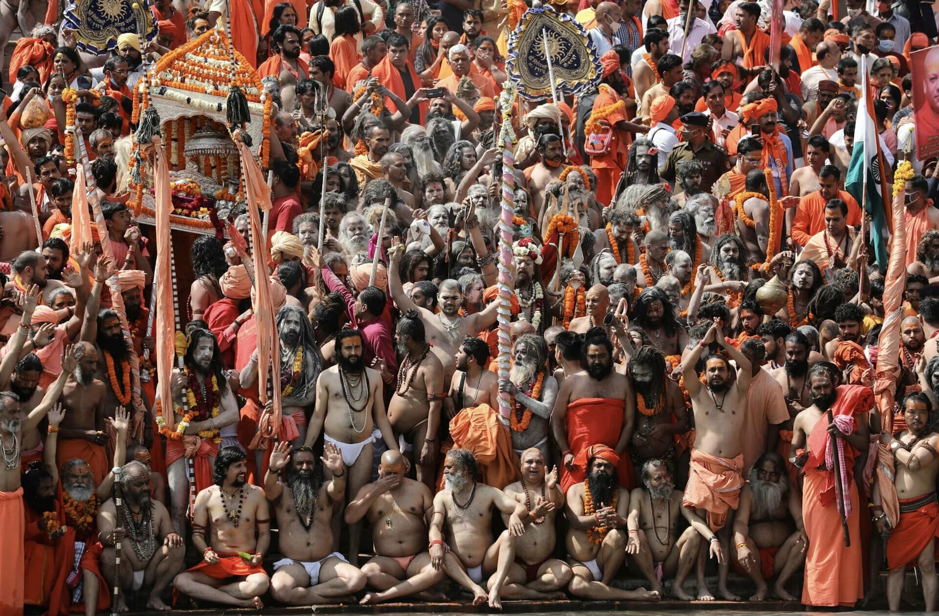 Индия первая в мире. Фестиваль Кумбха мела в Индии. Кумбха Бхуми. Кумбха мела 2021. Маха Кумбха мела Садху.
