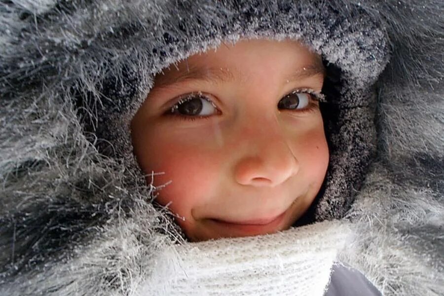 Румяный ребенок. Ребенок на морозе. Мороз зимой для детей. Румянец на морозе.