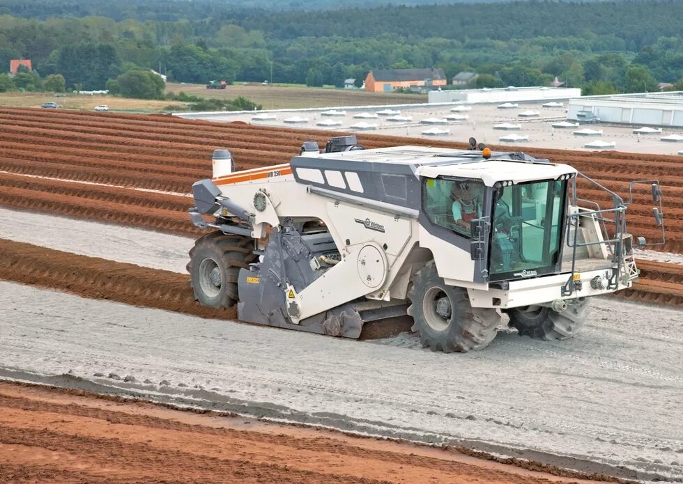 Укрепление грунта. Трамбовка bomag fayat group. Ресайклер-стабилизатор грунта. Wirtgen wr250. Стабилизатор грунтов.