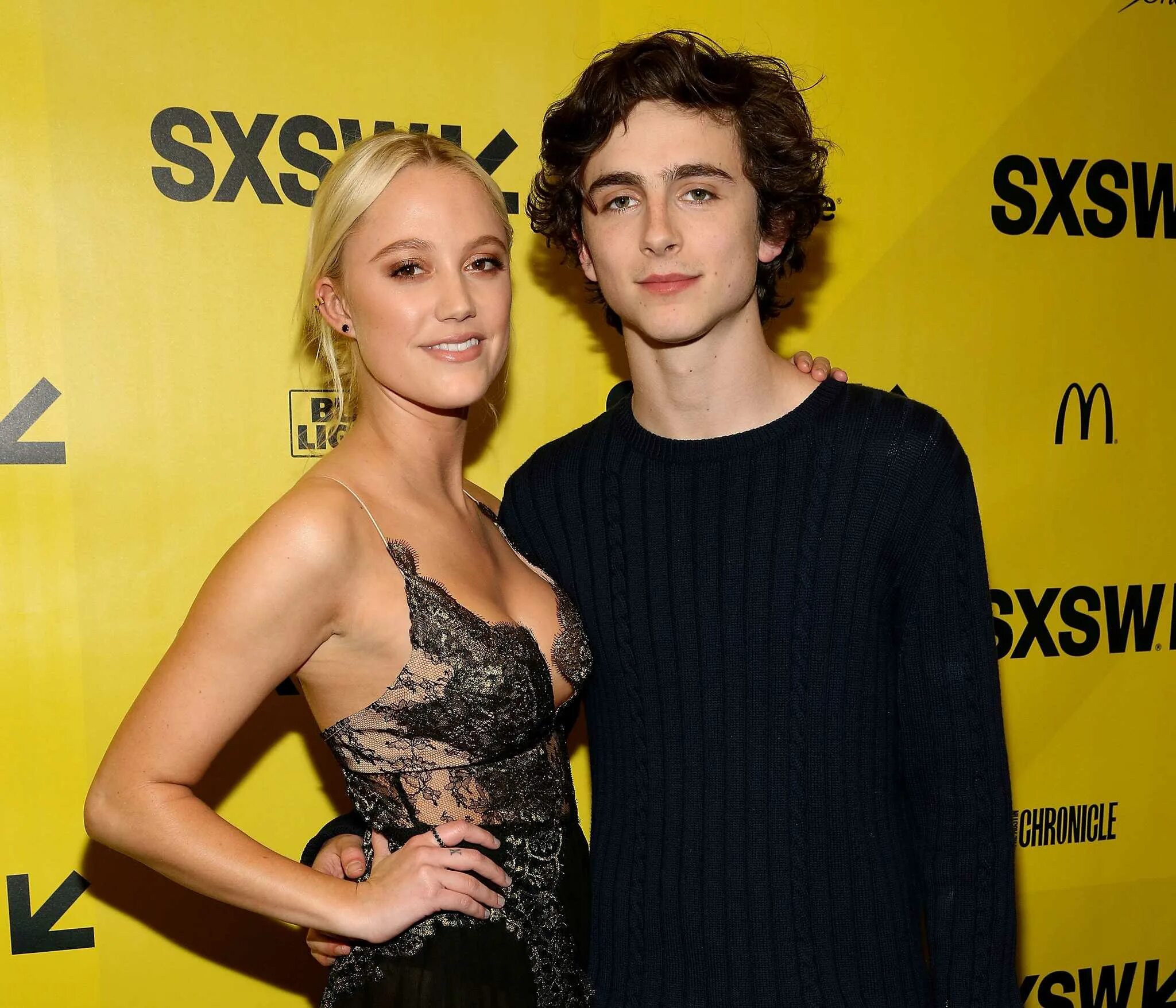 Тимоти шаламе и его девушка. Майка монро и тимоти шаламе. timothee chalamet. тимати челамет и майка монро. тимоти чаламет жаркие летние ночи.