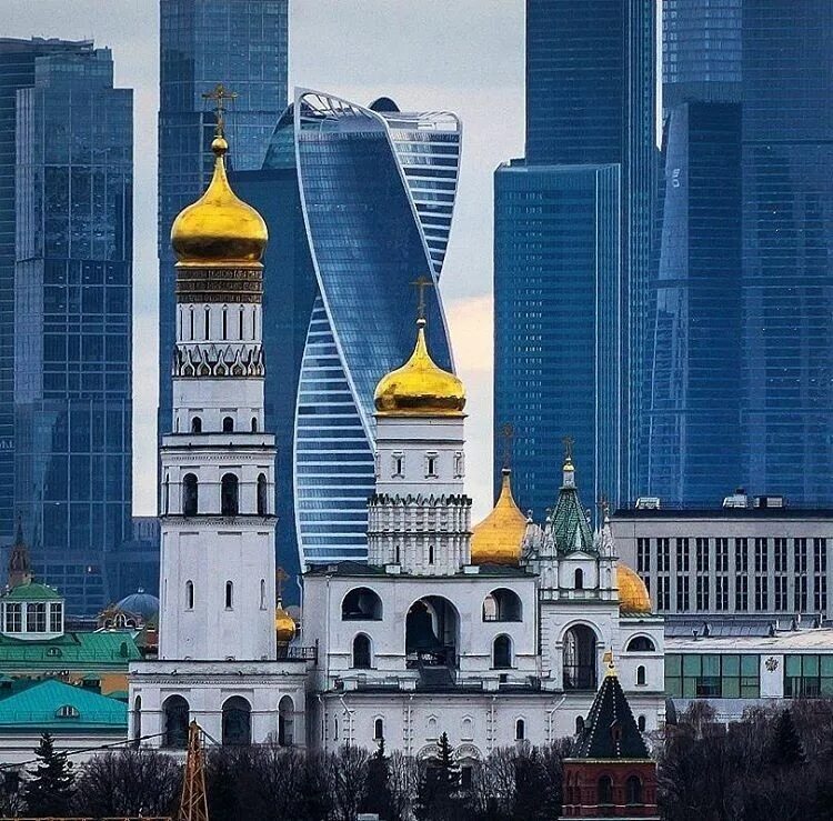 Новая московская архитектура. Храм высотка Москва Сити. Москва контраст архитектуры. Москва Москва Сити контраст. Современная Москва.