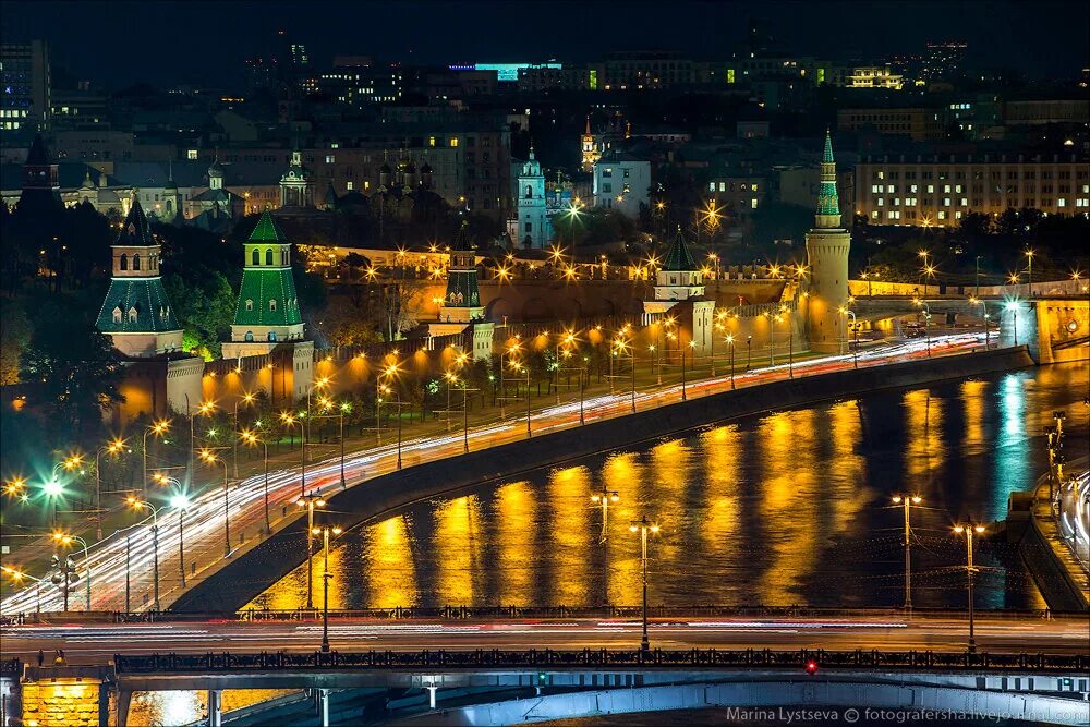 Вечерняя москва выпуски. Вечерняя Москва. Москва вечером. Храм Христа Спасителя в Москве вечером. Улицы Москвы вечером.