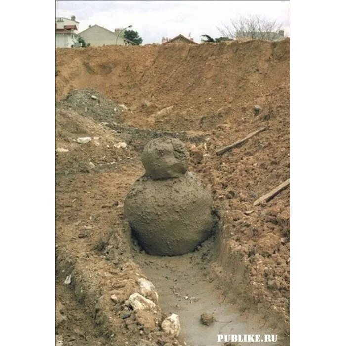 Где снег нету. Снеговик в грязи. грязевик снеговик. кубанский снеговик из грязи. грязевик вместо снеговика.