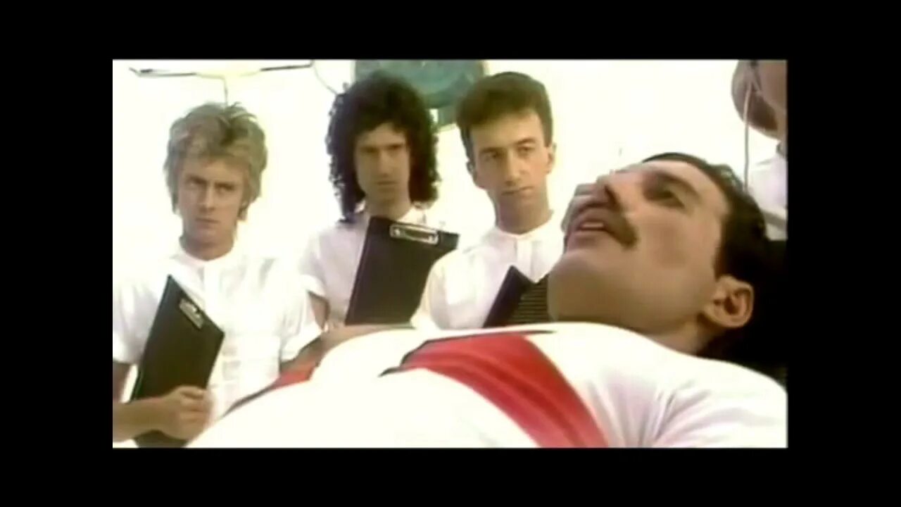 Квин скандал. Фредди меркури и роджер тейлор. queen calling all girls 1982. джон дикон и фредди меркьюри. фредди меркьюри квин фото.