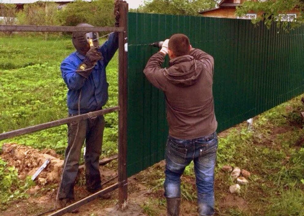 Крепление для монтажа забора. Держатель для профлиста для монтажа забора. Крепление профнастила на забор. Крепление прожилин забора.