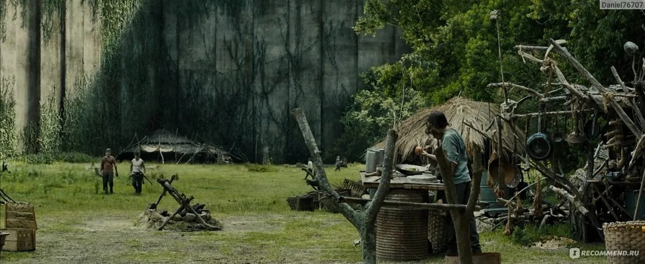 Попали в лабиринт. The maze runner 2014. бегущий в лабириринте глэйд. maze runner гриверы. бегущий в лабиринте гривер.