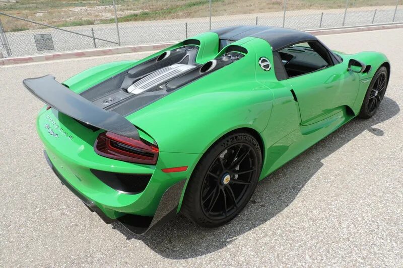 Viper green. Porsche 918 Spyder зеленый. Вайпер Грин. Порше 819 Спайдер зелёный. Цвет Вайпер Грин.