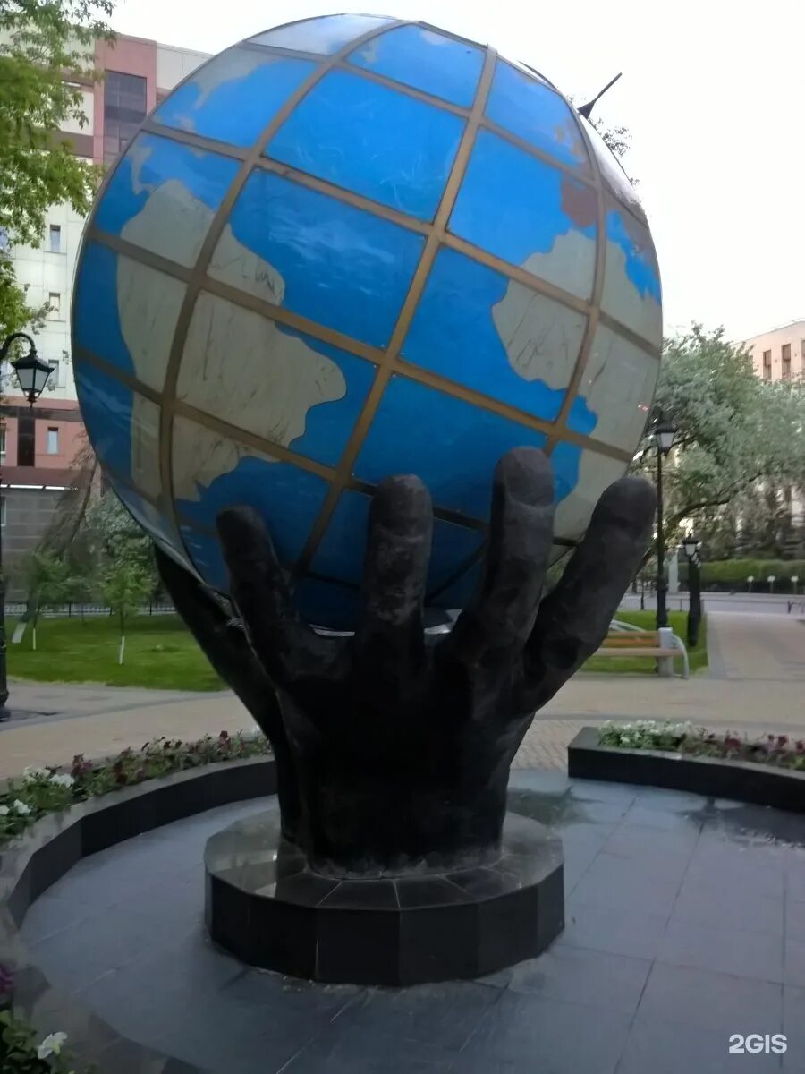 Памятник Глобус в Тюмени. Памятник Глобус Хабаровск. Тюмень на глобусе. Памятник глобусу в Бухаре.