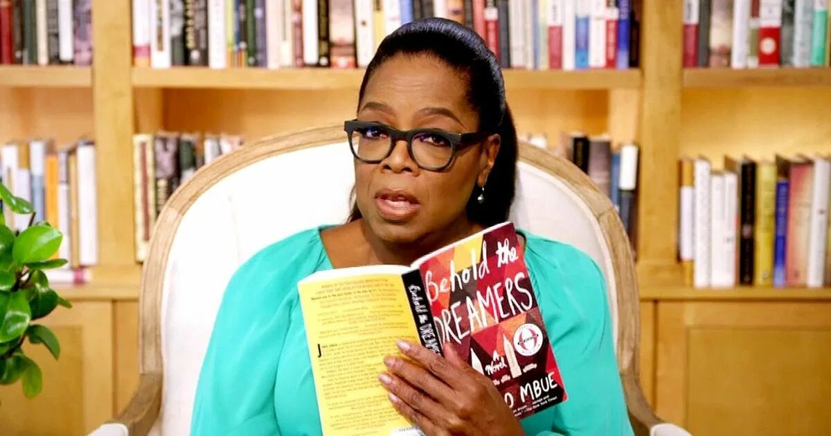 Опра уинфри с книжкой. Oprah s book club. Опра уинфри книги в америке. Книжный клуб опры уинфри. Oprah s book club.