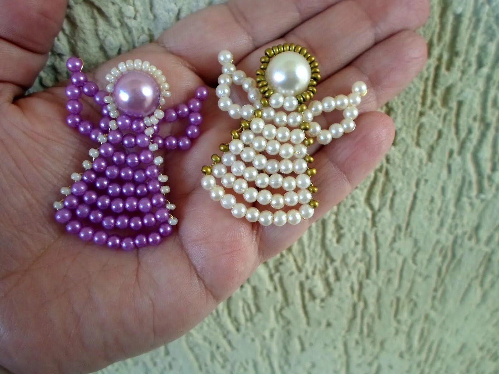 Ангелочек из бисера. Как сделать ангела из бисера. Объемный ангел из бусин. Бисероплетение ангелочек. Ангел из бусинок.