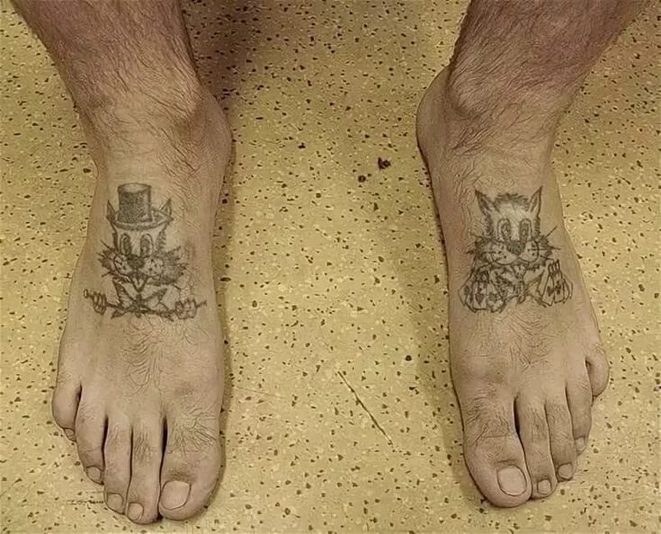 Нога на ногу что значит у мужчин. Зековские наколки на ноге. Зоновские тату на ногах.