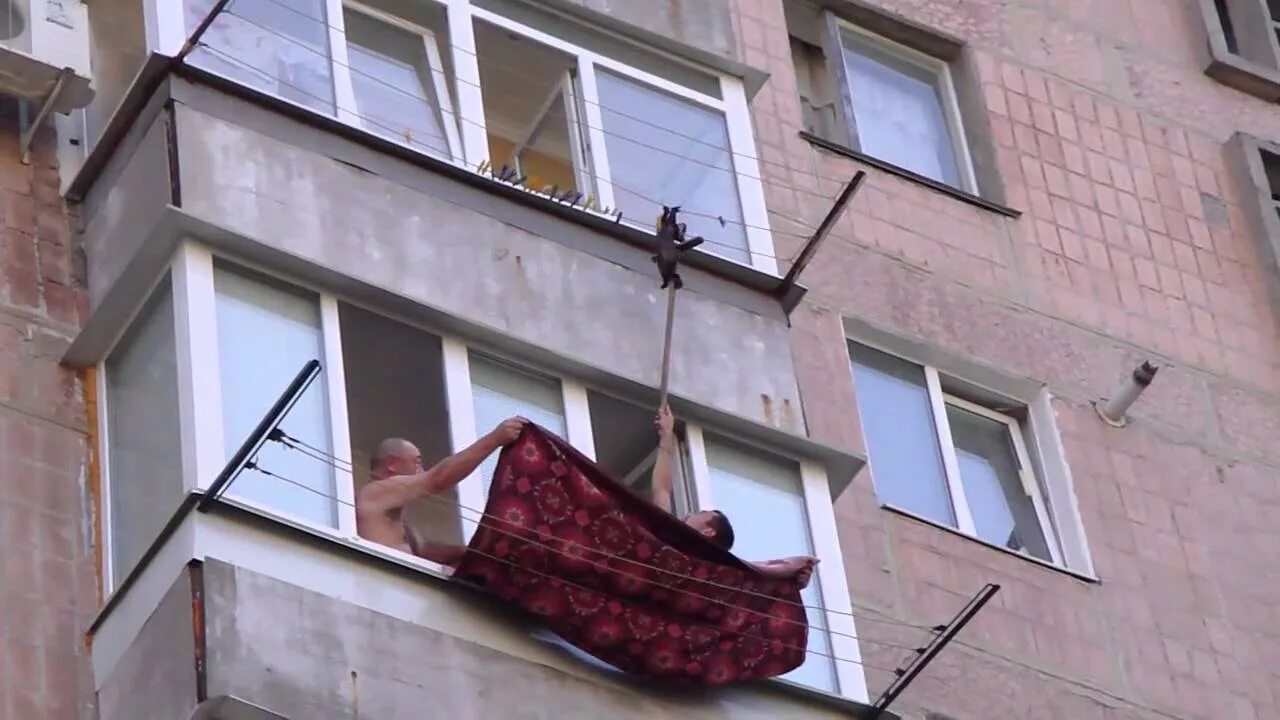 Не бросать бычки с балкона. Бросить с балкона. Бросить с балкона. Выбрасывать вещи с балкона. Бросить с балкона.