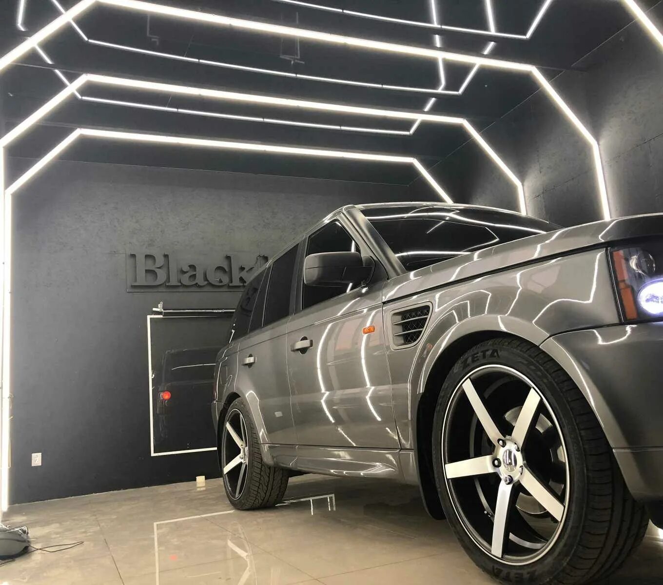 Оборудование для детейлинга. Бокс детейлинга. Black star car wash интерьер. Помещение для мойки автомобилей. F11 детейлинг центр омск.