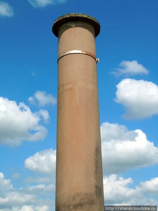 Колонна Ашоки в Лумбини. Огромный столб. Столб большой. Большие колонны.