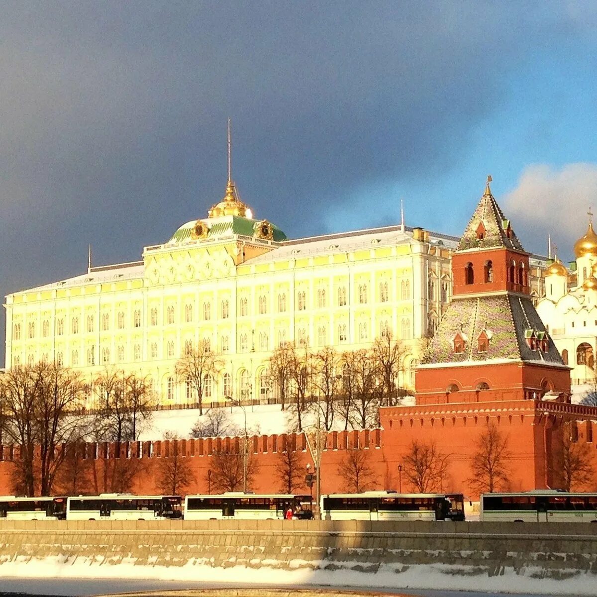 Большой кремлевский дворец история. Большой Кремлёвский дворец в Москве. Москва Кремль большой Кремлевский дворец. Большой Кремлёвский дворец в Москве резиденция президента. Здание большого кремлевского дворца в Москве.