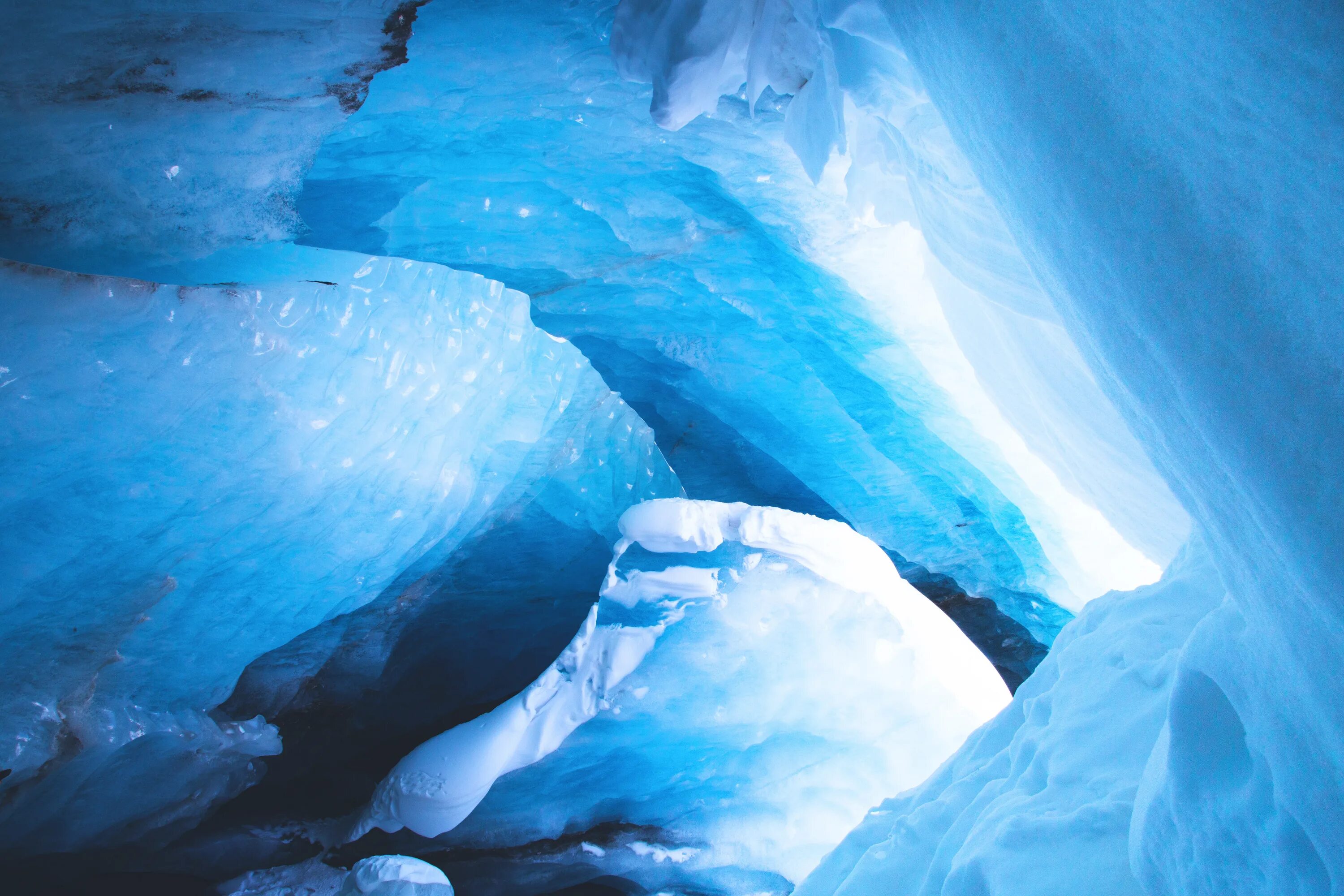 Глетчерный ледник. Патагония Ледяная пещера. Бирюзовый лед. Голубой лед.
