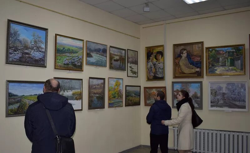 Кто работает в выставочном зале 2