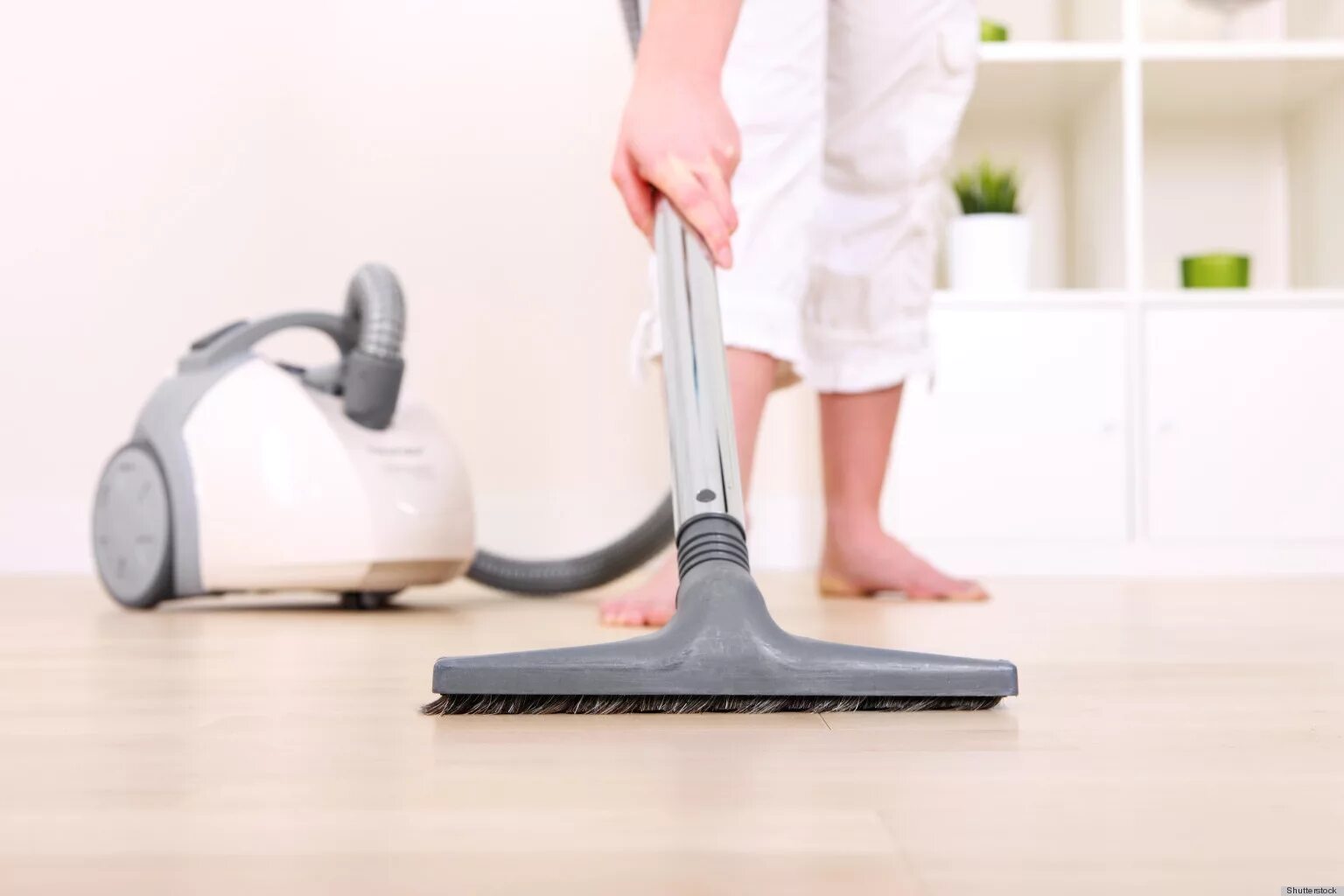 Sweeping vacuum cleaner mop. Пылесос. Уборка пылесосом. Современные пылесосы для дома. Пылесос уборочный.