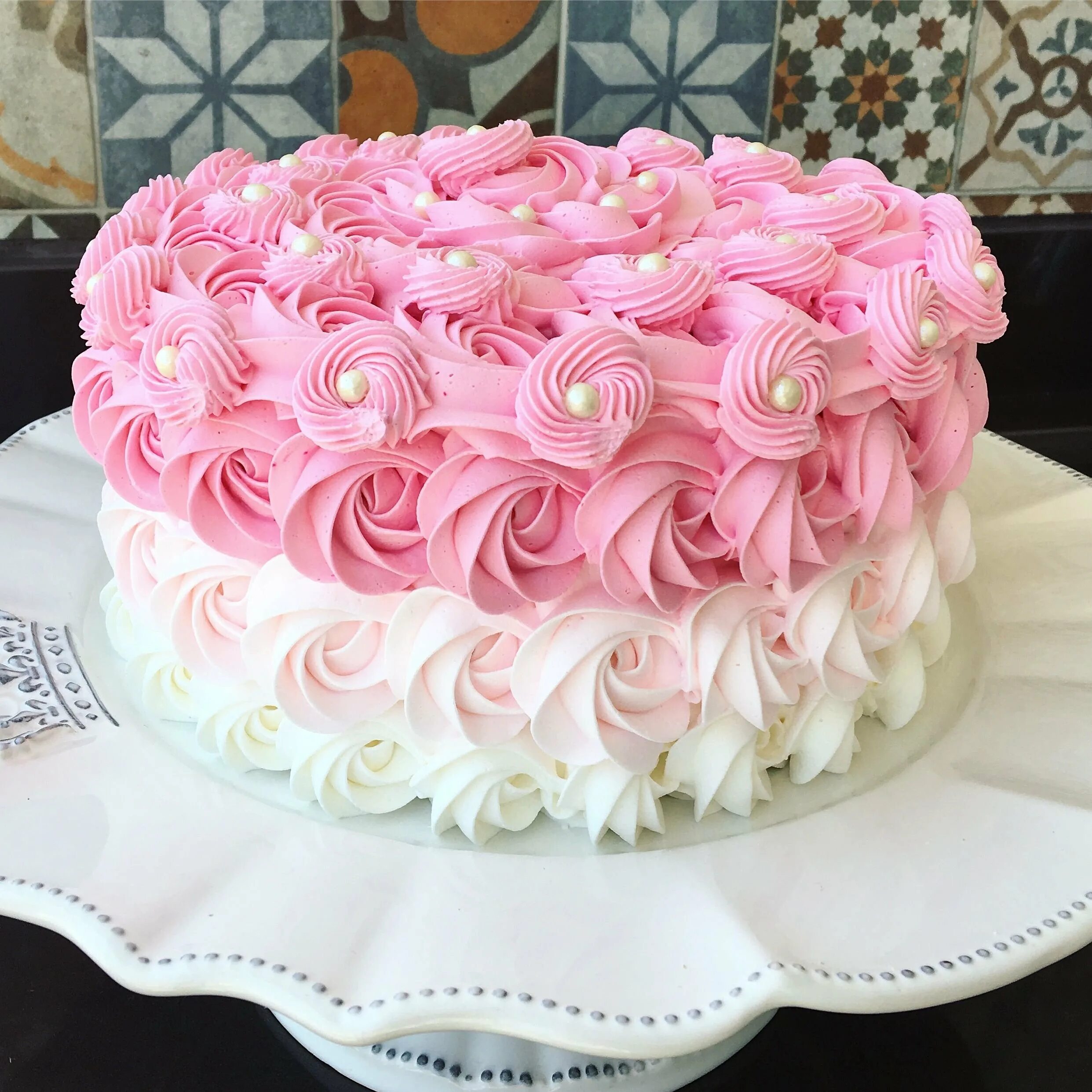 Фото кремовых тортов. Красивые торты. Кремовый торт для девочки. Красивые кремовые торты. Торт с розами из крема.