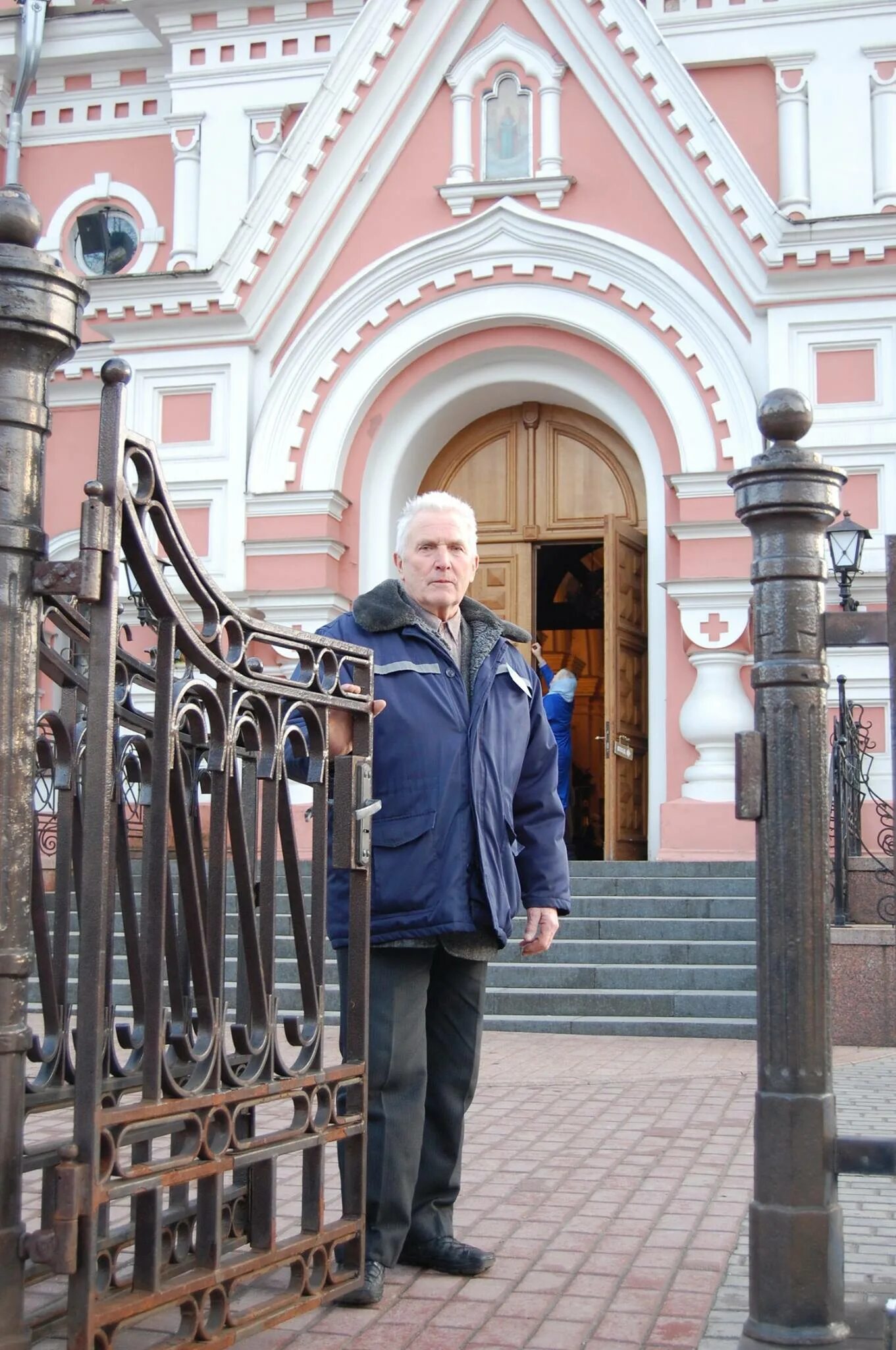 Сторож великий новгород. Охранник храма. Охранник в церкви. Сторож в храме. Охранник в храм в Зеленограде.